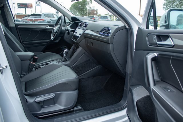Used 2023 Volkswagen Tiguan SE image 17