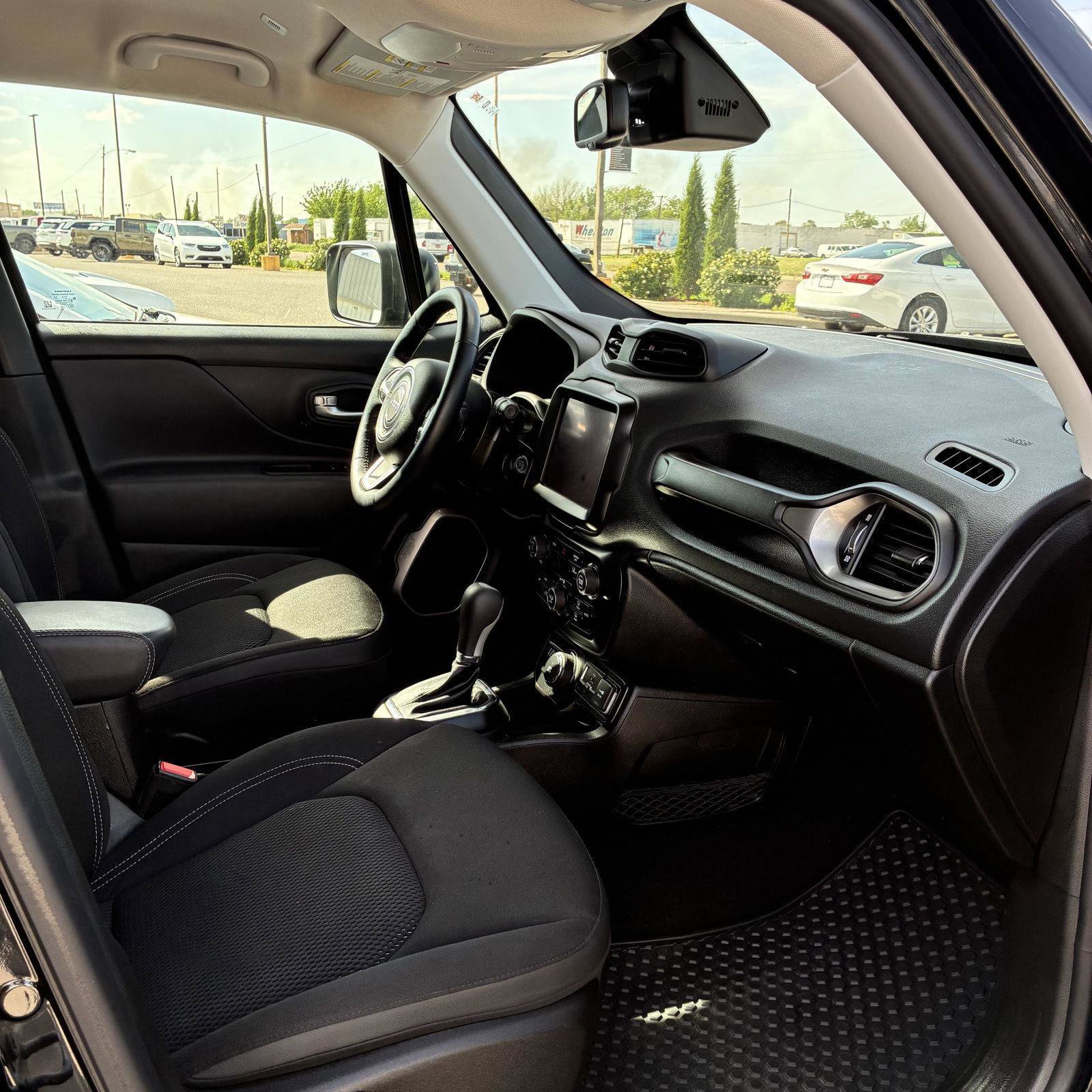 Used 2023 Jeep Renegade Latitude w/ Premium Group image 14
