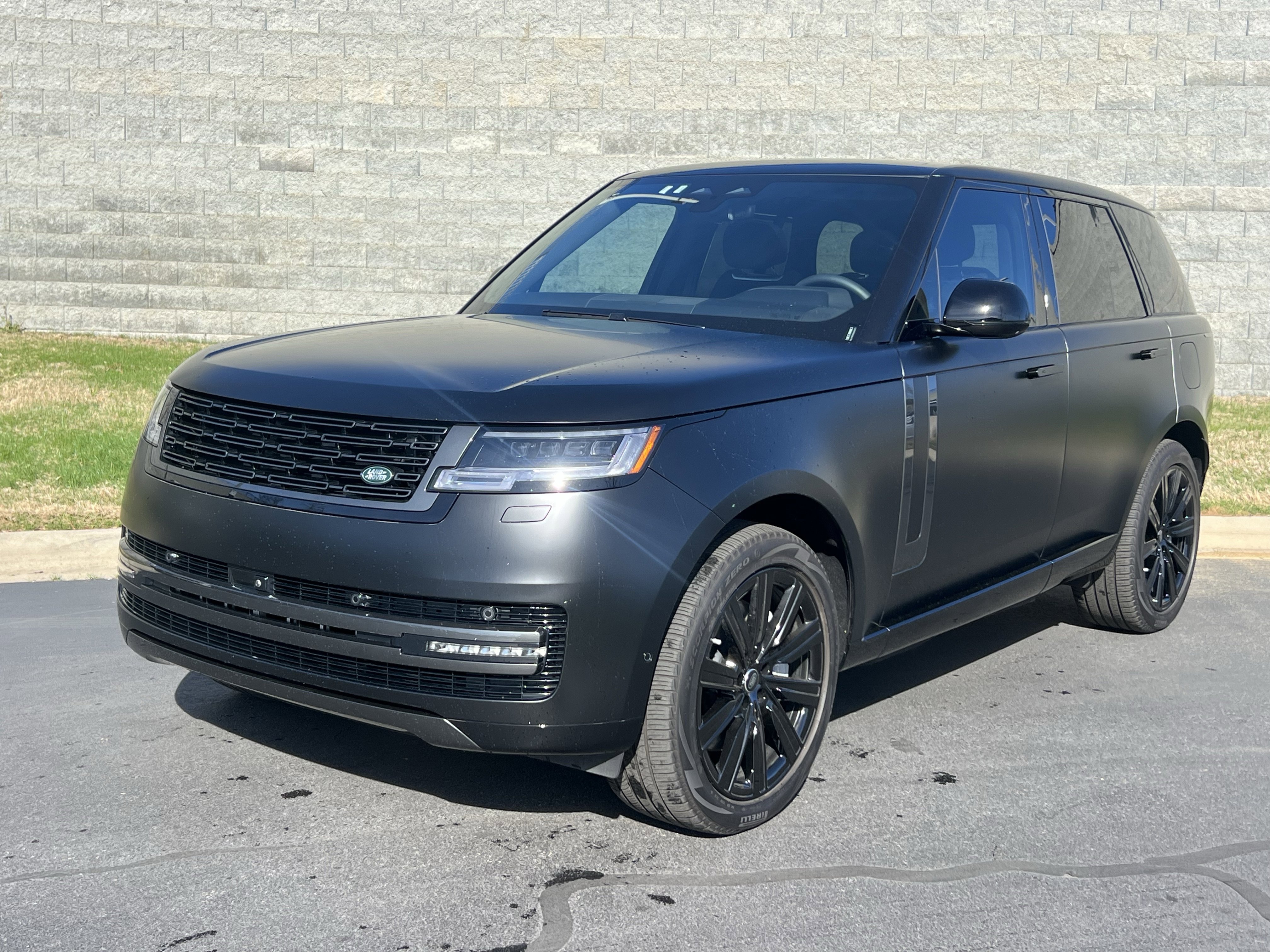 Used 2025 Land Rover Range Rover SE image 1