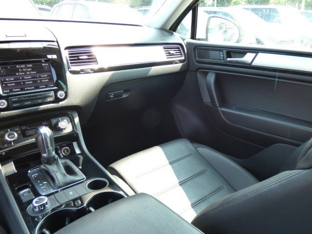 Used 2013 Volkswagen Touareg Sport image 13