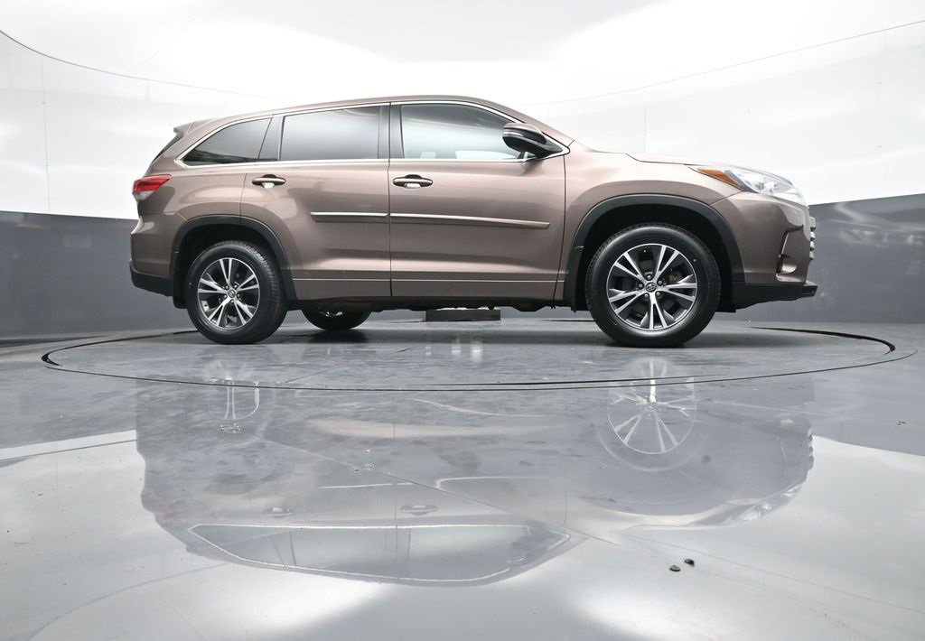 Certified 2018 Toyota Highlander LE image 29