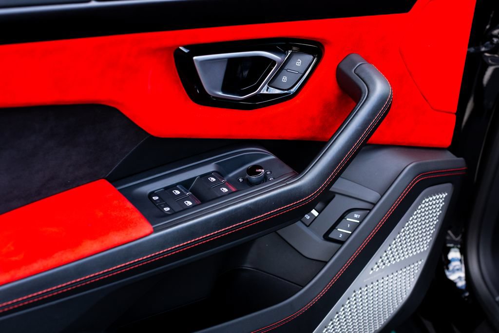 Used 2022 Lamborghini Urus AWD/4WD image 24