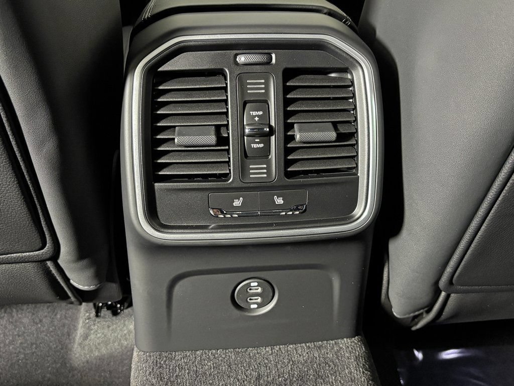 Certified 2026 Porsche Macan AWD/4WD image 36
