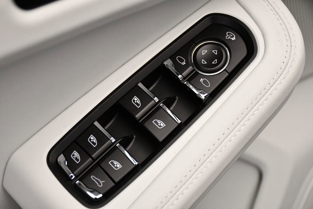 Certified 2025 Porsche Macan image 38