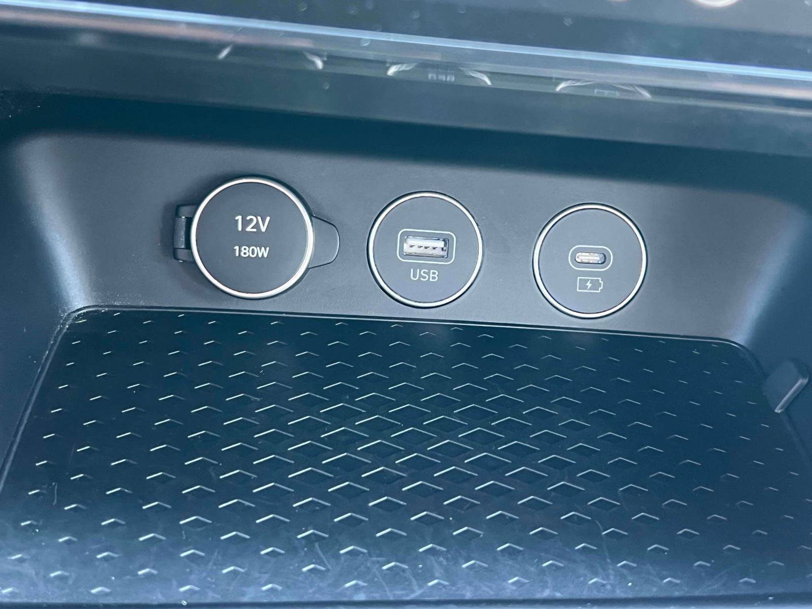 Used 2025 Genesis G70 2.5T RWD image 13