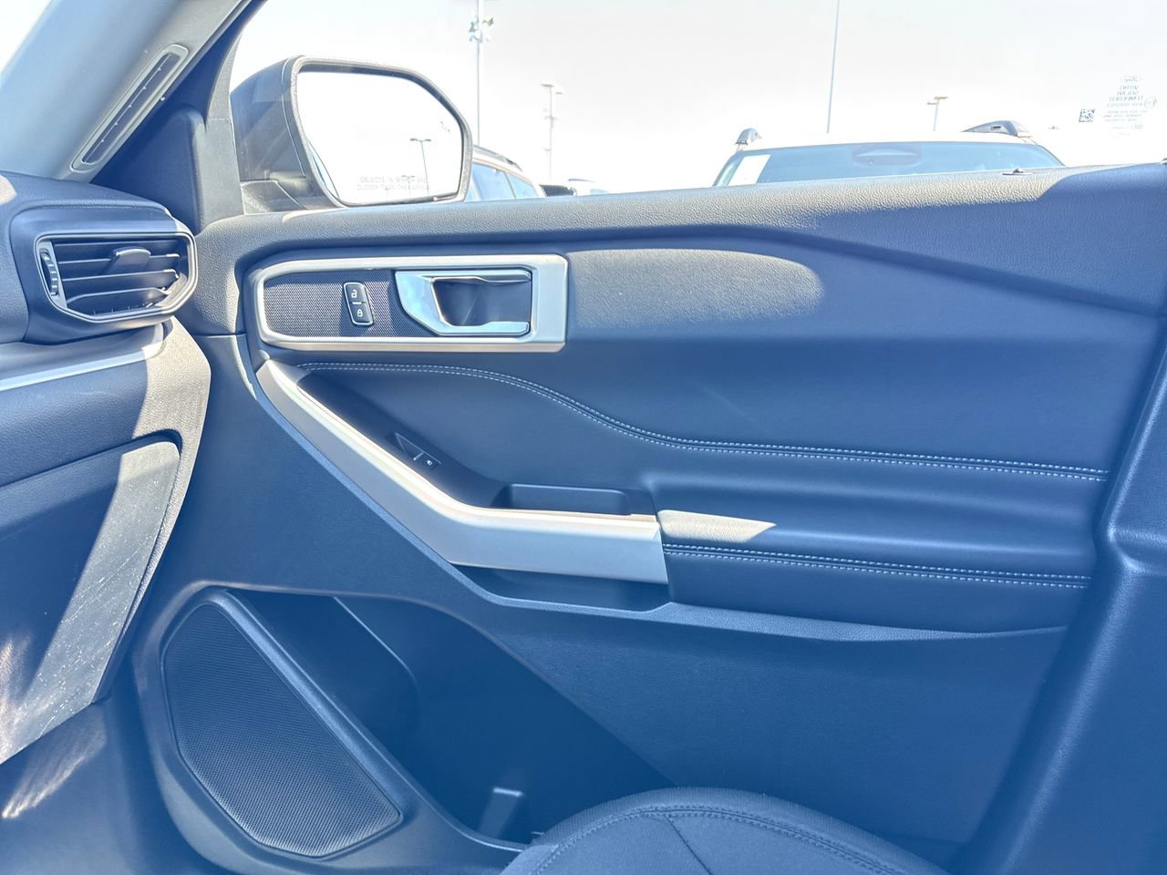 Used 2023 Ford Explorer XLT AWD/4WD image 27