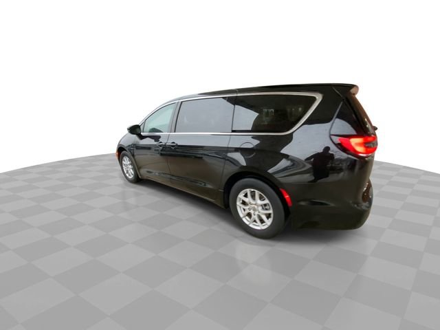 Used 2025 Chrysler Pacifica Select FWD image 8