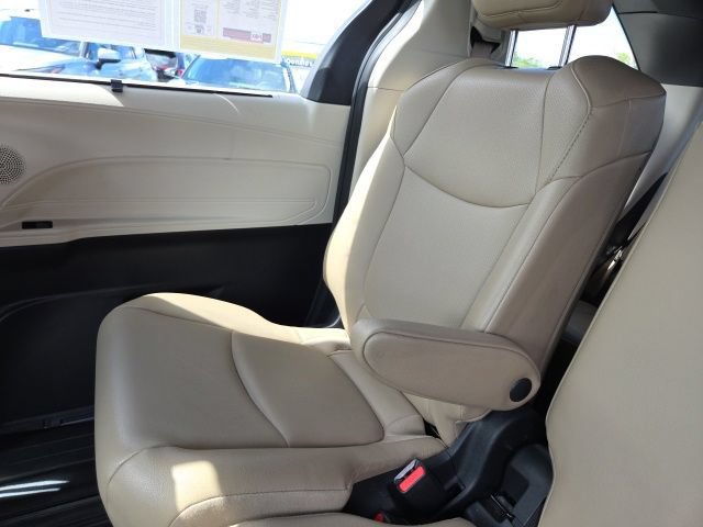 Used 2022 Toyota Sienna XLE FWD image 28