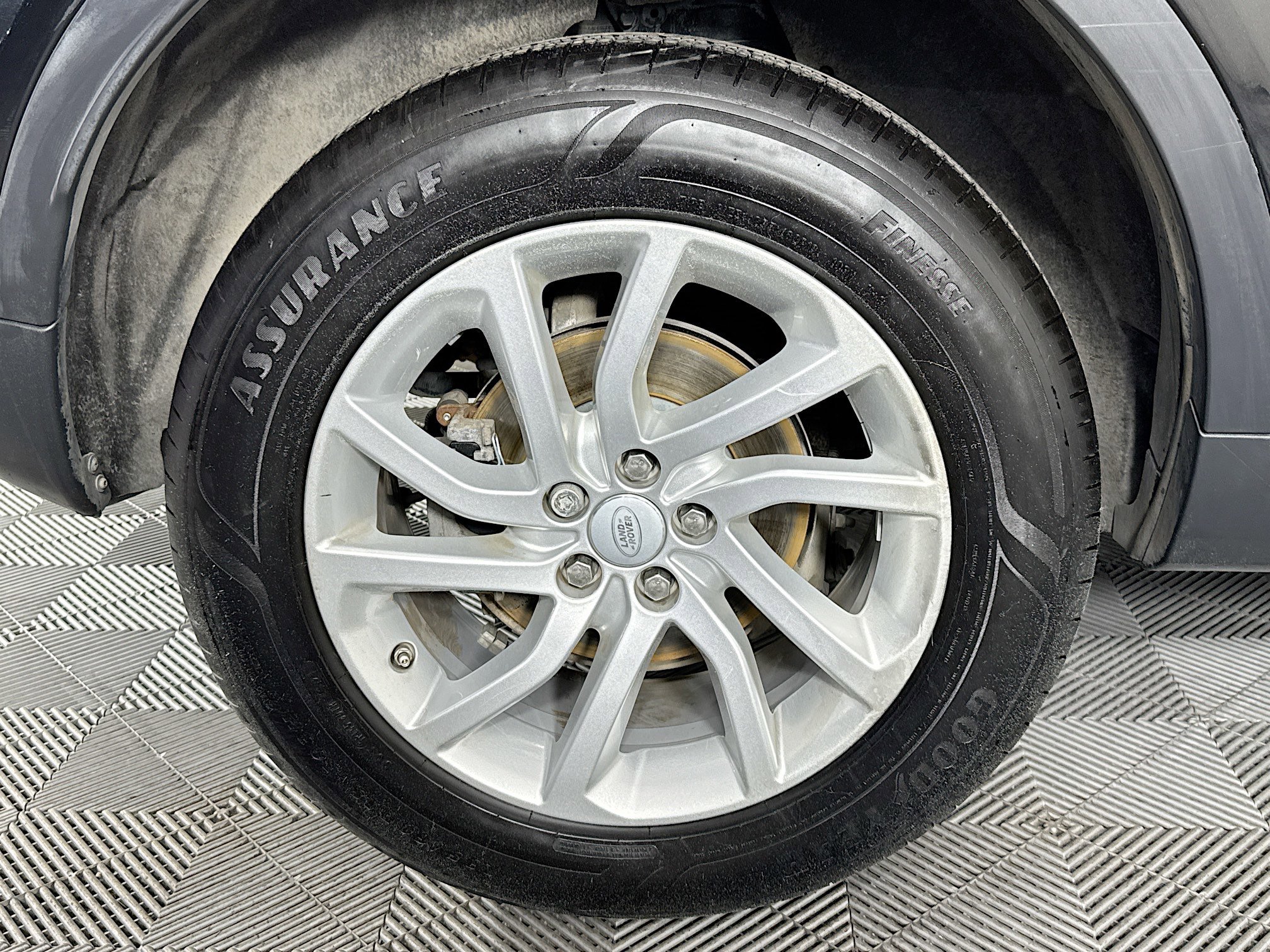 Used 2019 Land Rover Discovery Sport HSE image 32