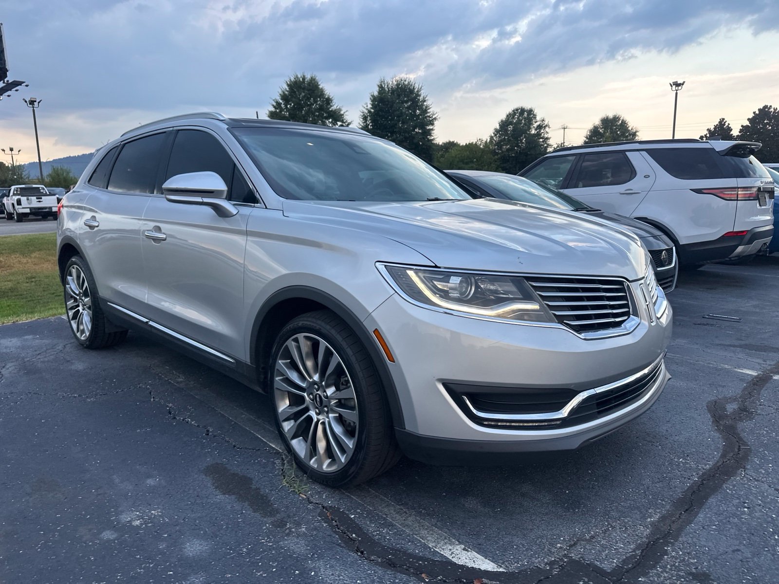 Used 2017 Lincoln MKX Reserve w/ Driver Assistance Package FWD image 3