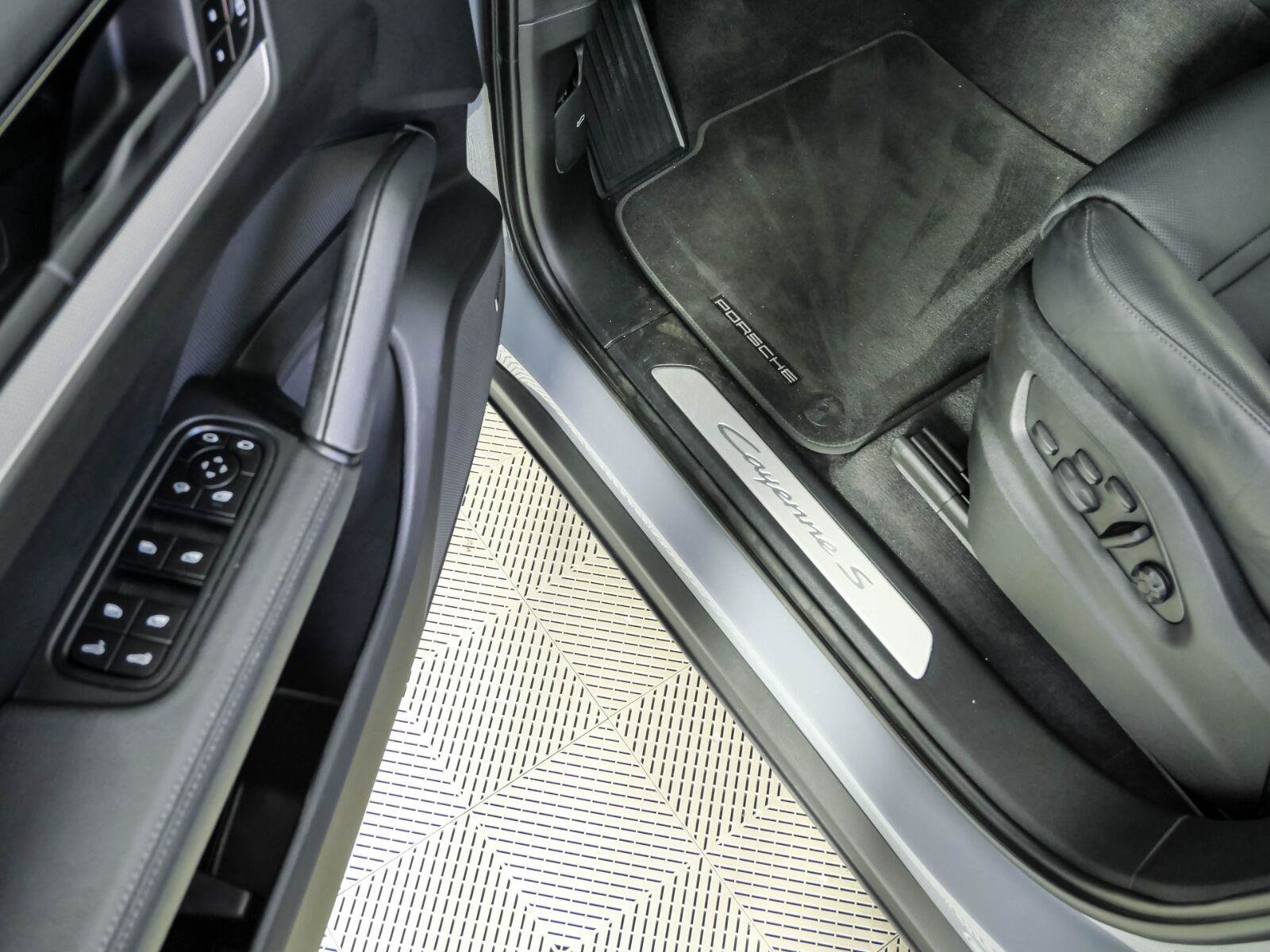 Used 2025 Porsche Cayenne S AWD/4WD image 8
