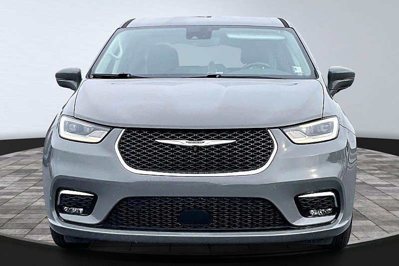 Used 2022 Chrysler Pacifica Touring-L w/ Uconnect Theater Family Group image 3