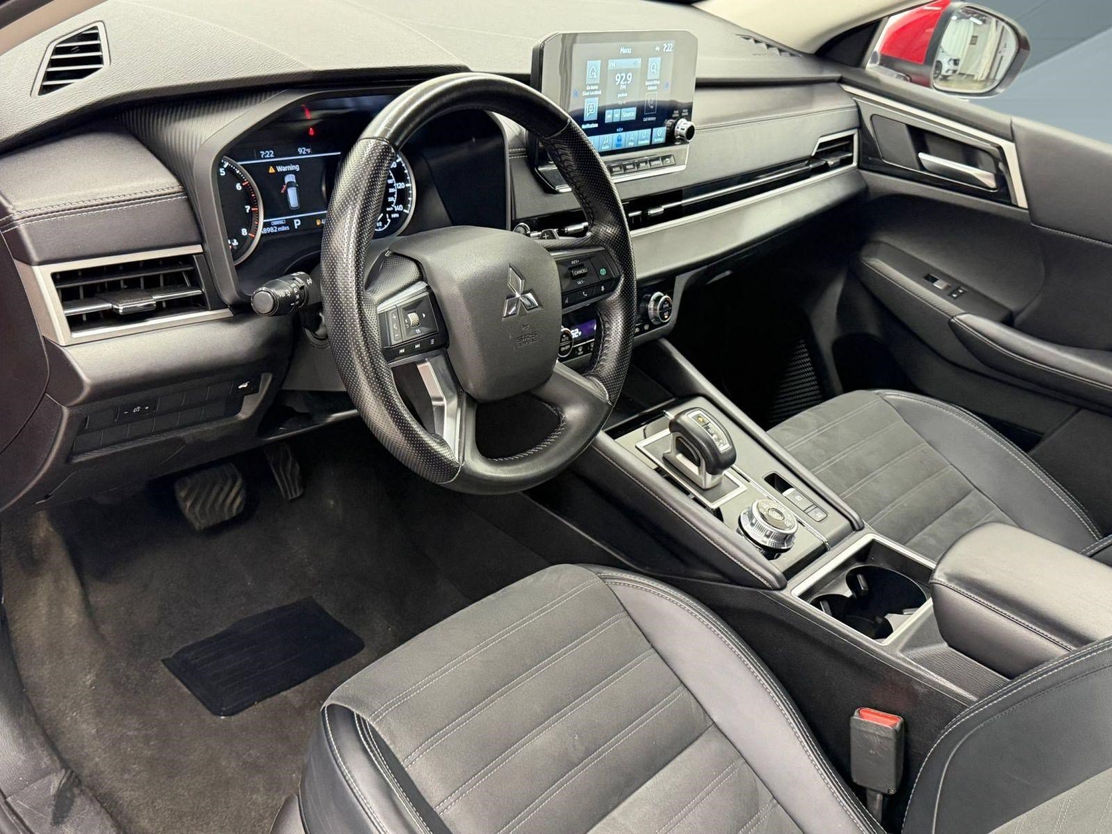 Used 2024 Mitsubishi Outlander SE AWD/4WD image 3