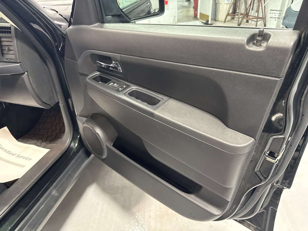 Used 2012 Jeep Liberty Sport AWD/4WD image 33