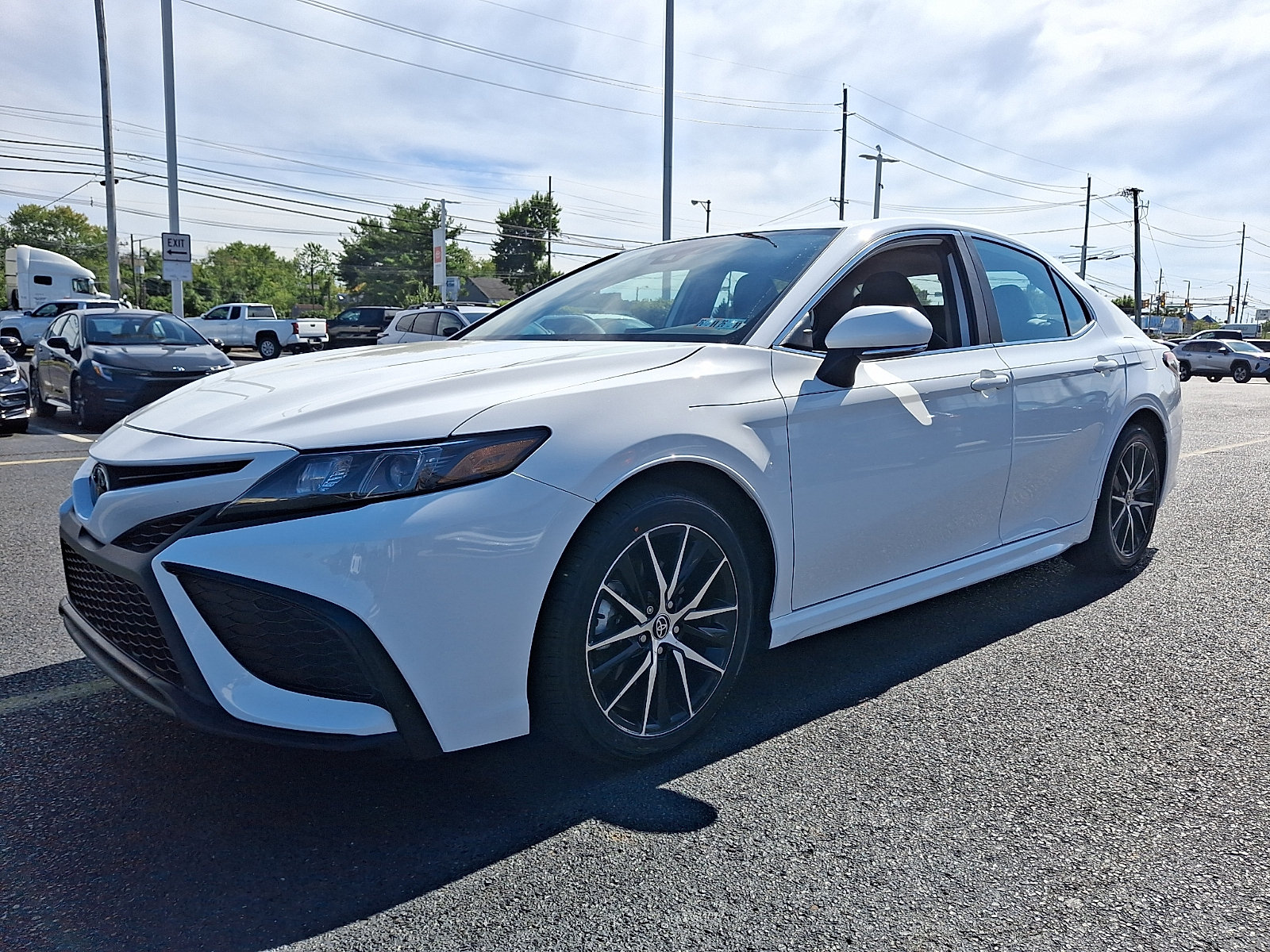 Used 2024 Toyota Camry SE FWD image 3