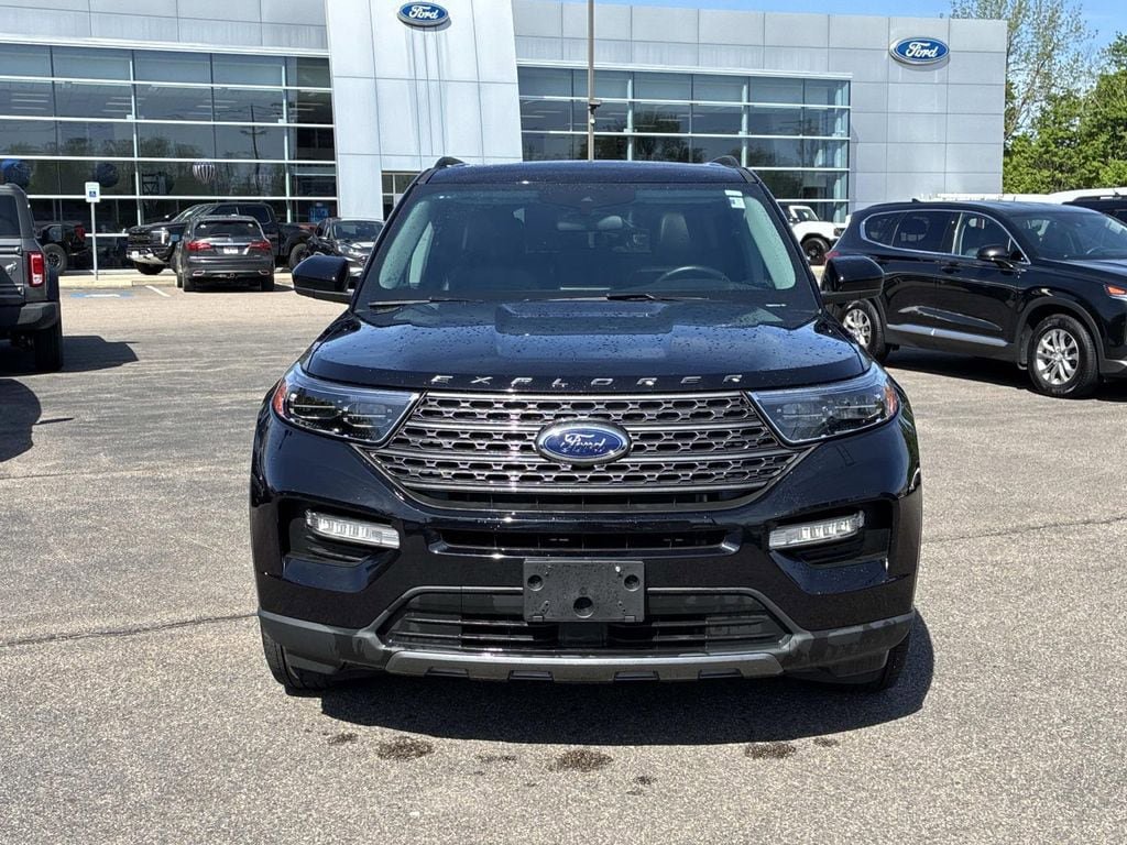 Used 2023 Ford Explorer XLT w/ Equipment Group 202A AWD/4WD image 2