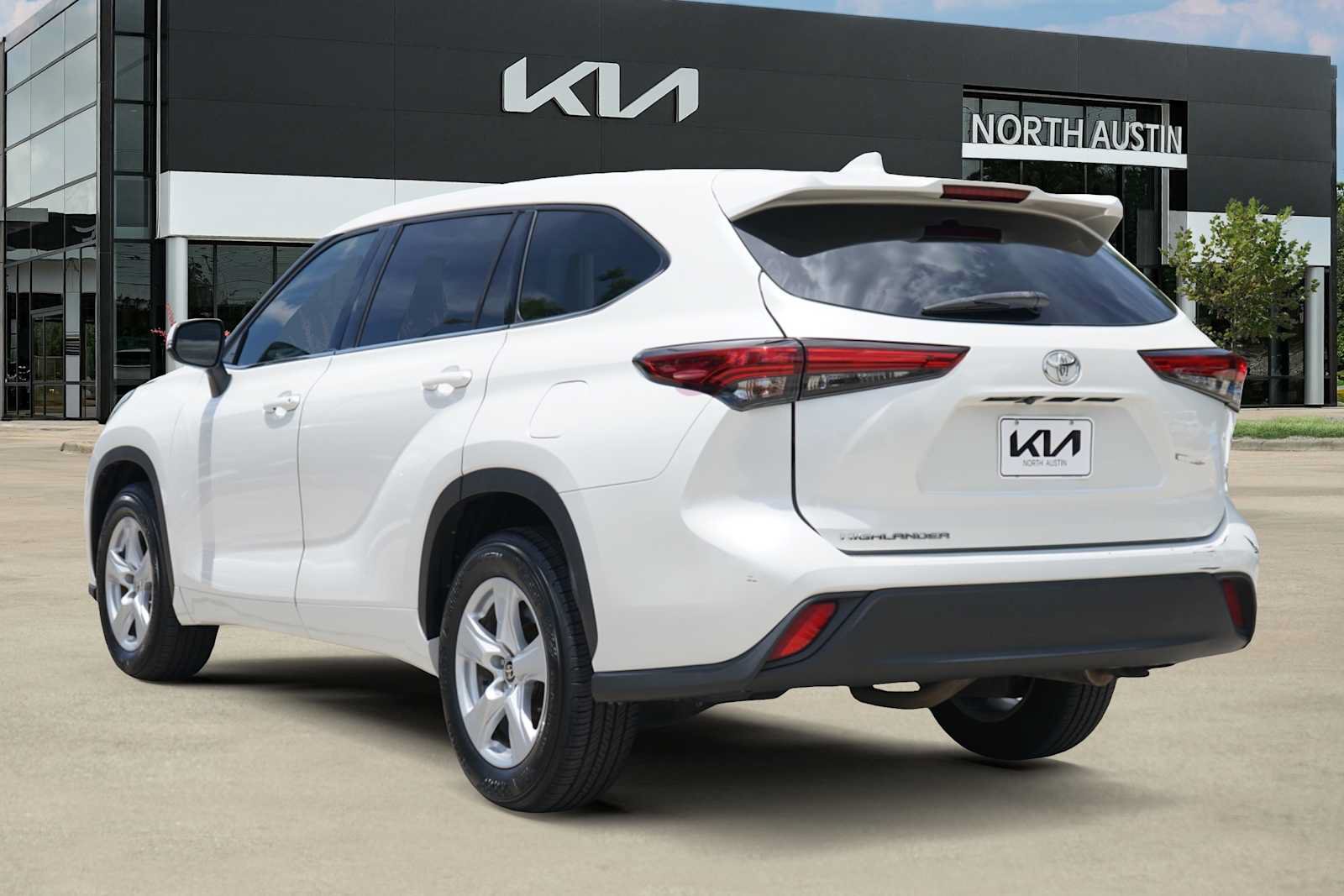 Used 2021 Toyota Highlander L FWD image 4