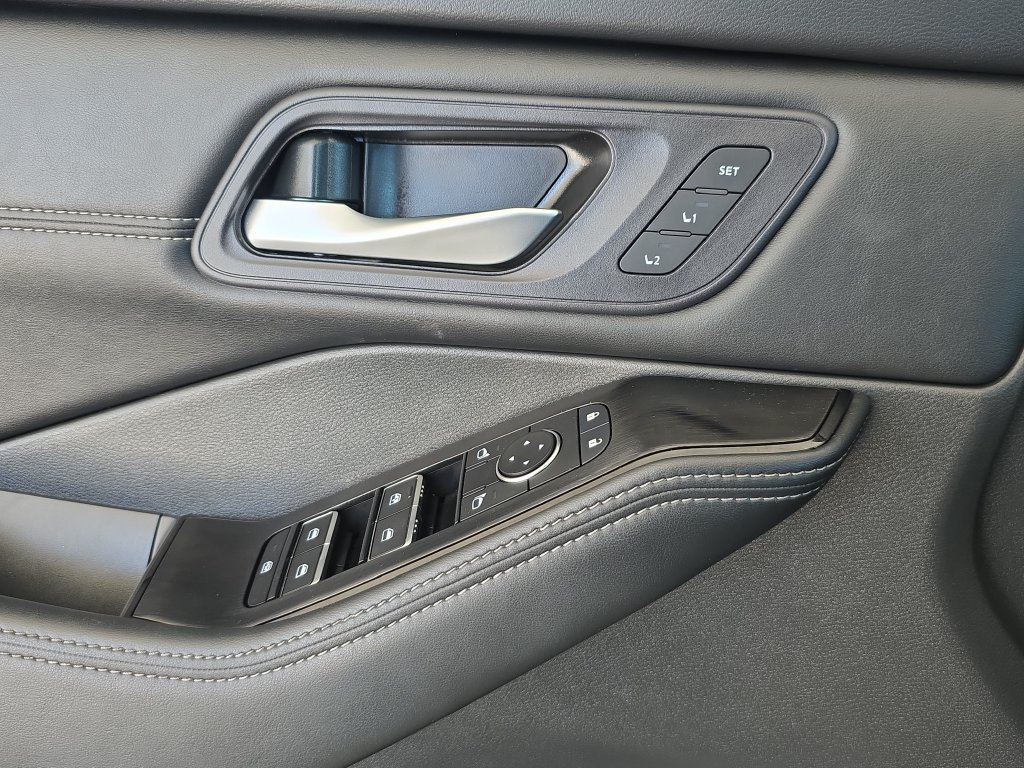Used 2024 Nissan Rogue SL w/ SL Premium Package FWD image 35