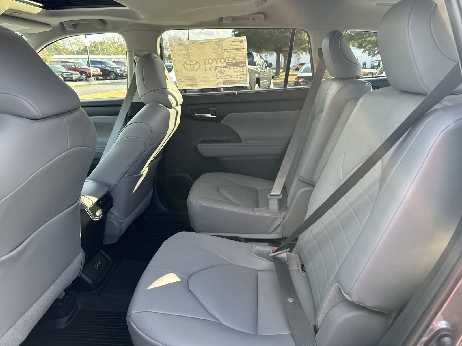 New 2025 Toyota Highlander XLE FWD image 24