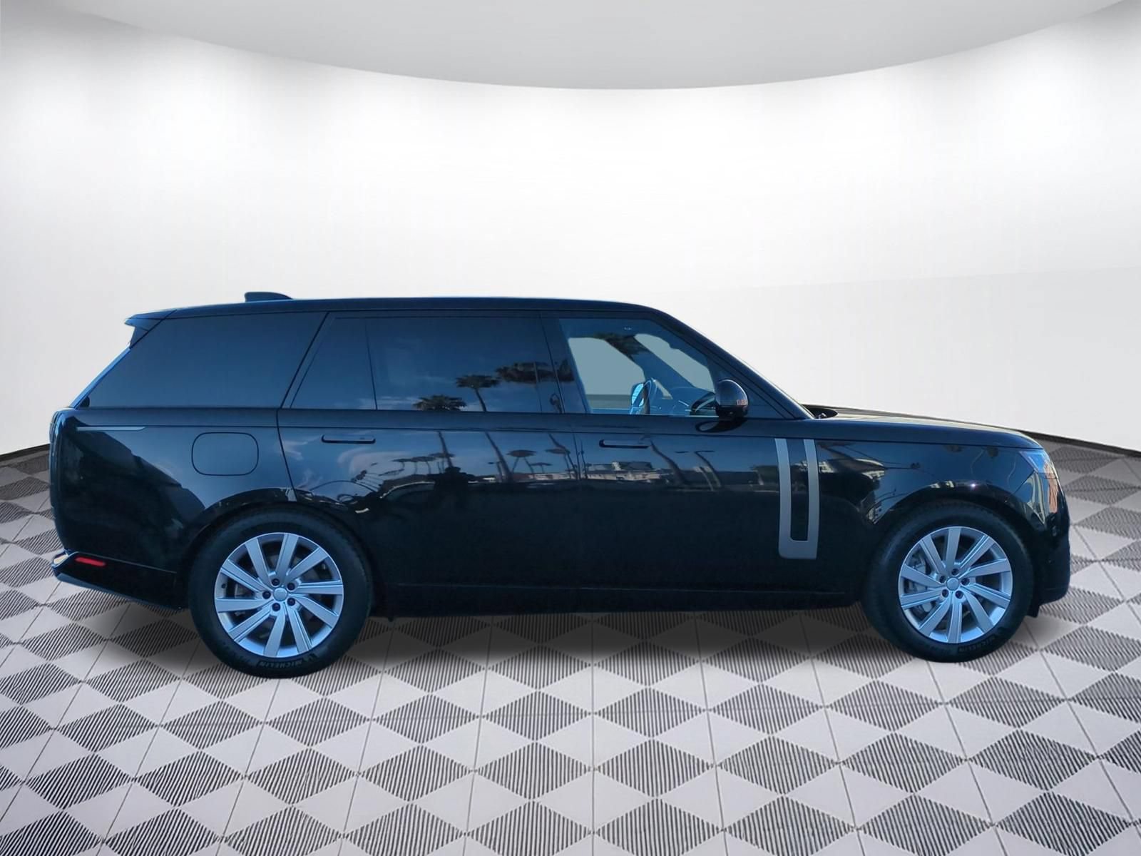 Used 2025 Land Rover Range Rover Long Wheelbase SE AWD/4WD image 6