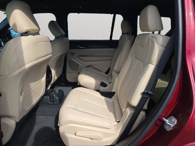 Used 2025 Jeep Grand Cherokee L Limited w/ Luxury Tech Group II AWD/4WD image 11