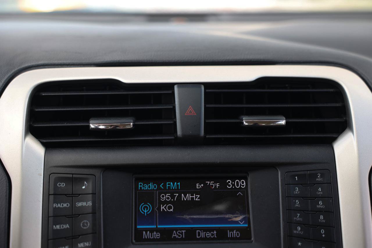 Used 2016 Ford Fusion SE FWD image 33