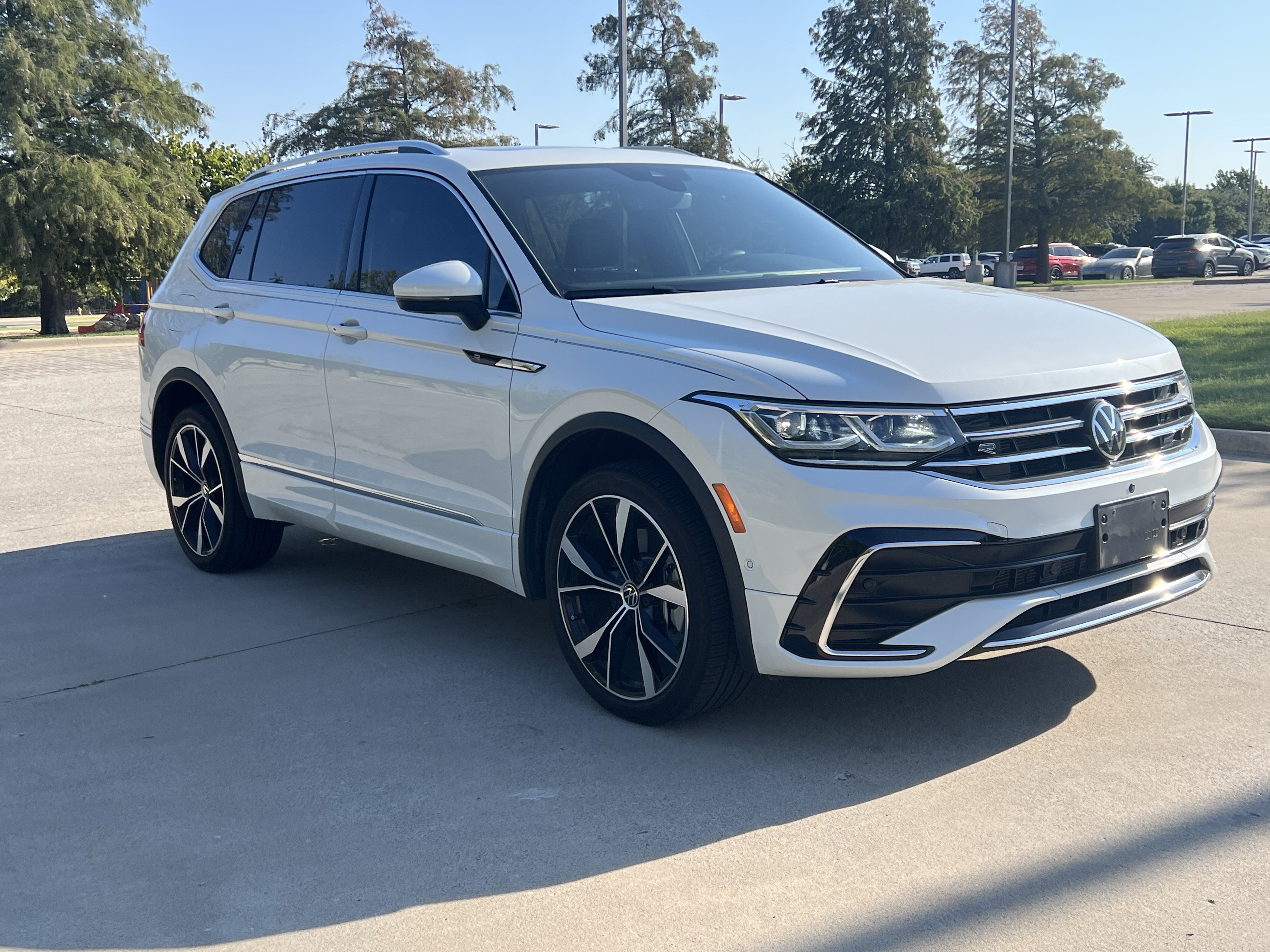 Used 2024 Volkswagen Tiguan SEL R-Line AWD/4WD image 2