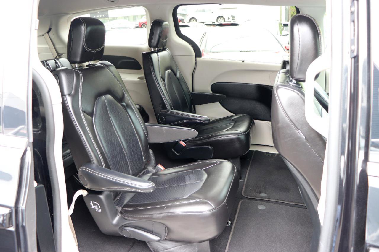 Used 2023 Chrysler Pacifica Touring-L image 15