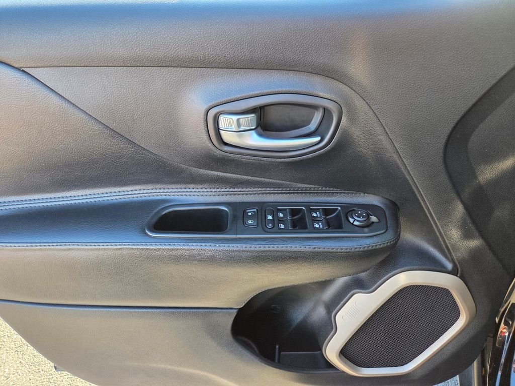 Used 2015 Jeep Renegade Latitude w/ Popular Equipment Group FWD image 22