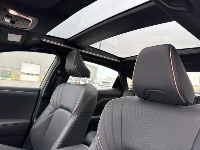 Used 2023 Toyota Crown Limited image 25