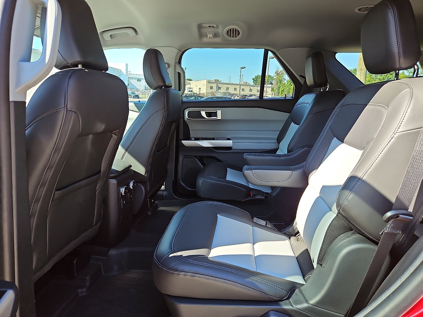 Used 2022 Ford Explorer XLT w/ Equipment Group 202A image 10