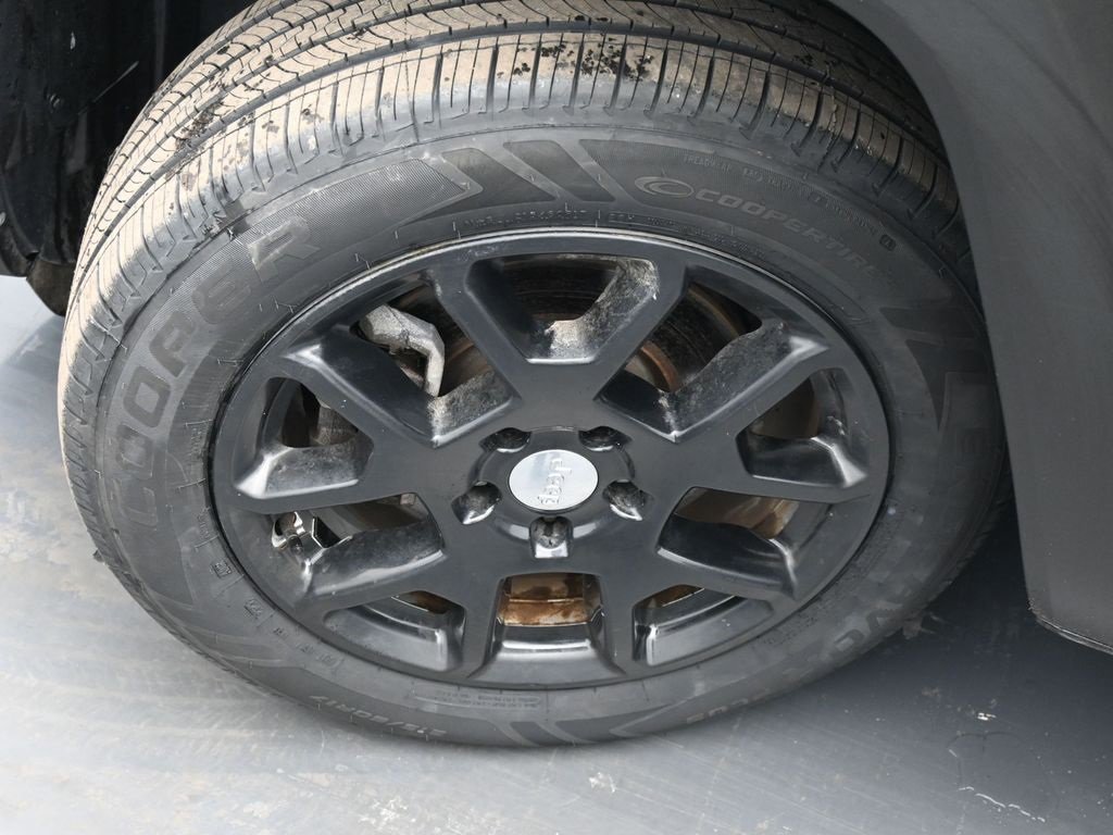 Certified 2020 Jeep Renegade Latitude w/ Cold Weather Group image 20