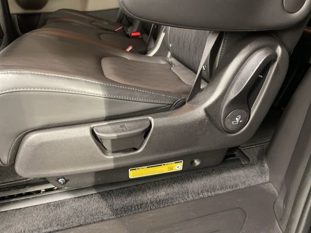 Used 2025 Kia Carnival image 36