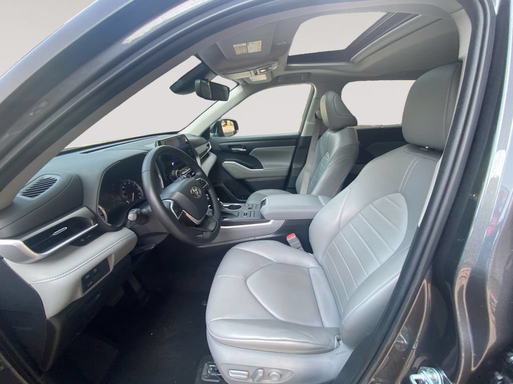 Used 2023 Toyota Highlander XLE AWD/4WD image 9