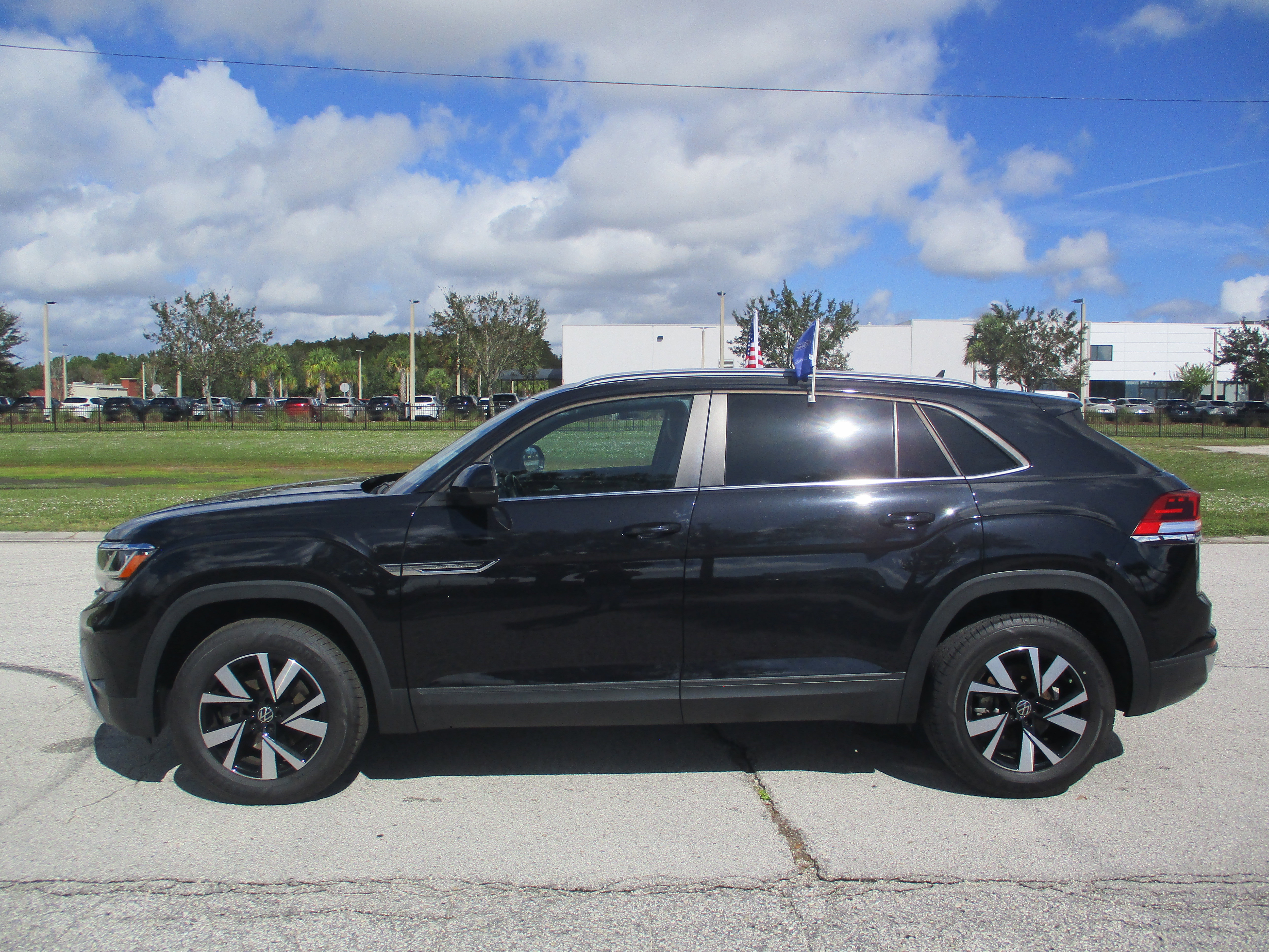 Used 2020 Volkswagen Atlas Cross Sport SE image 4