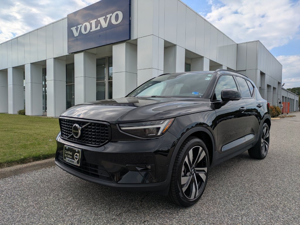 Used 2023 Volvo XC40 B5 Ultimate w/ Climate Package AWD/4WD image 2