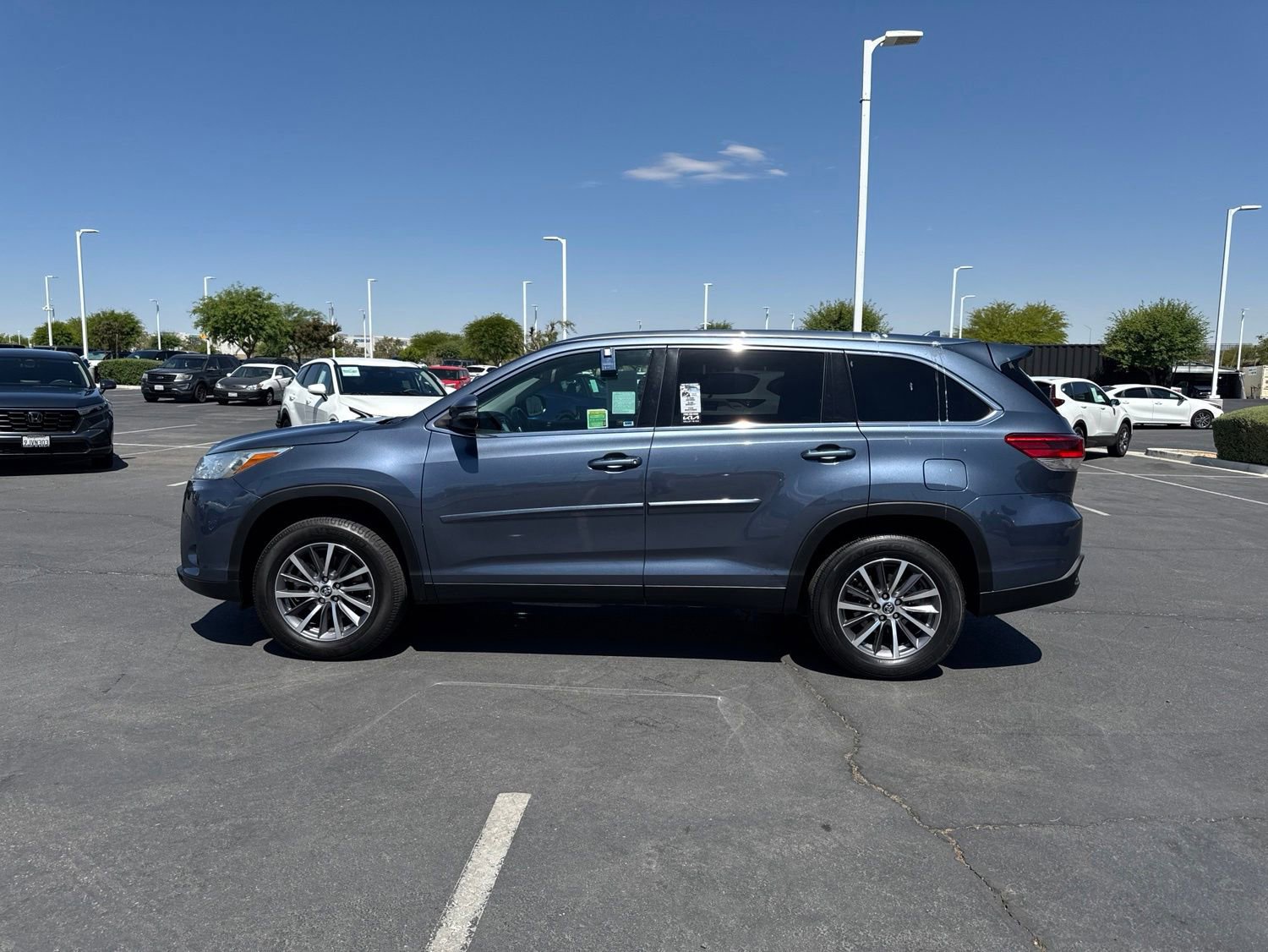 Used 2019 Toyota Highlander XLE FWD image 12