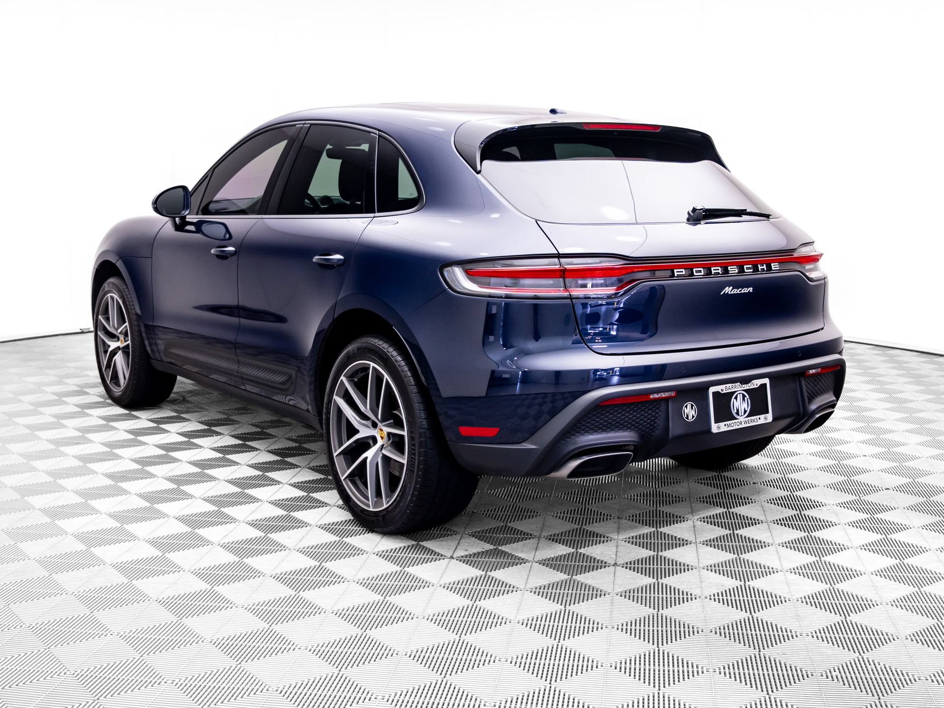 Certified 2023 Porsche Macan AWD/4WD image 3