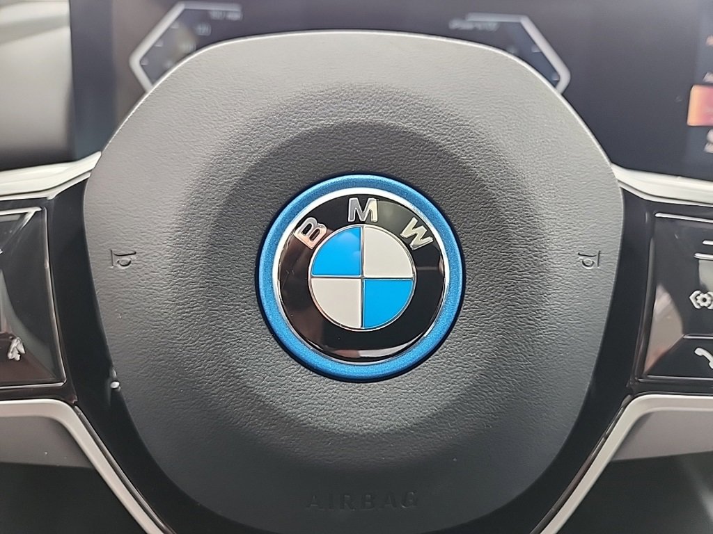 Used 2025 BMW i5 eDrive40i image 36