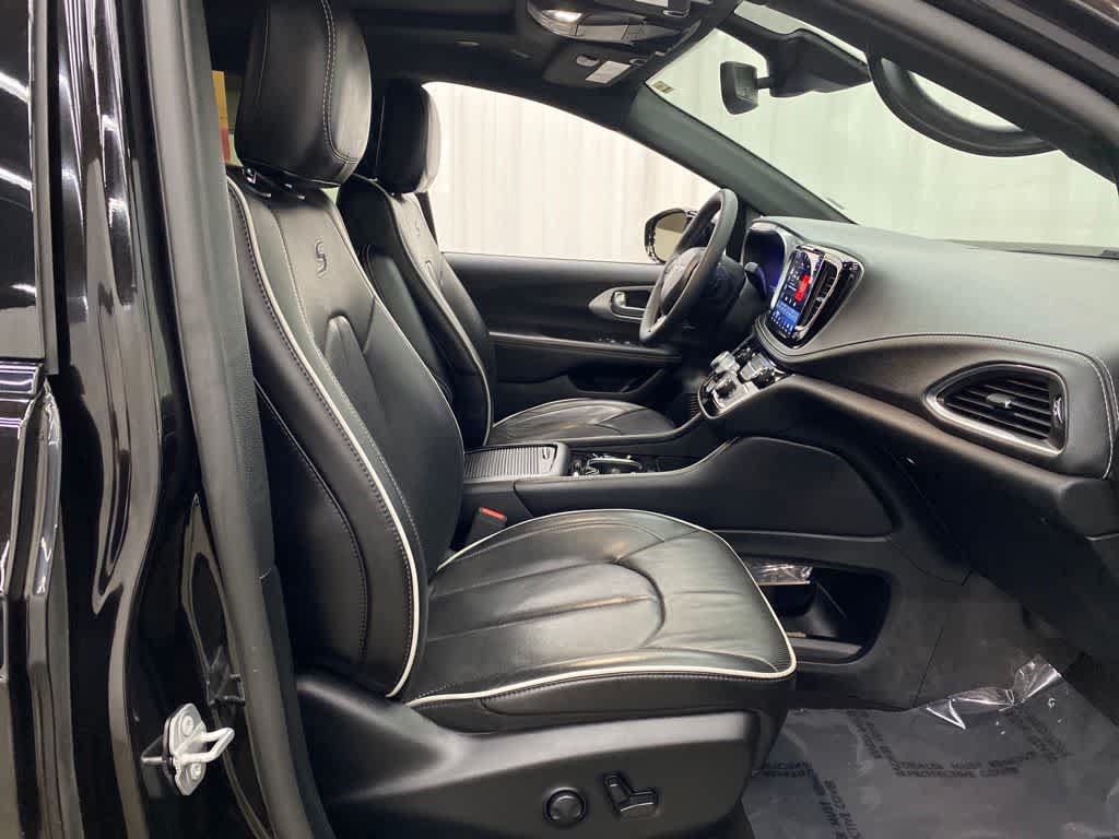 Used 2025 Chrysler Pacifica Limited FWD image 18