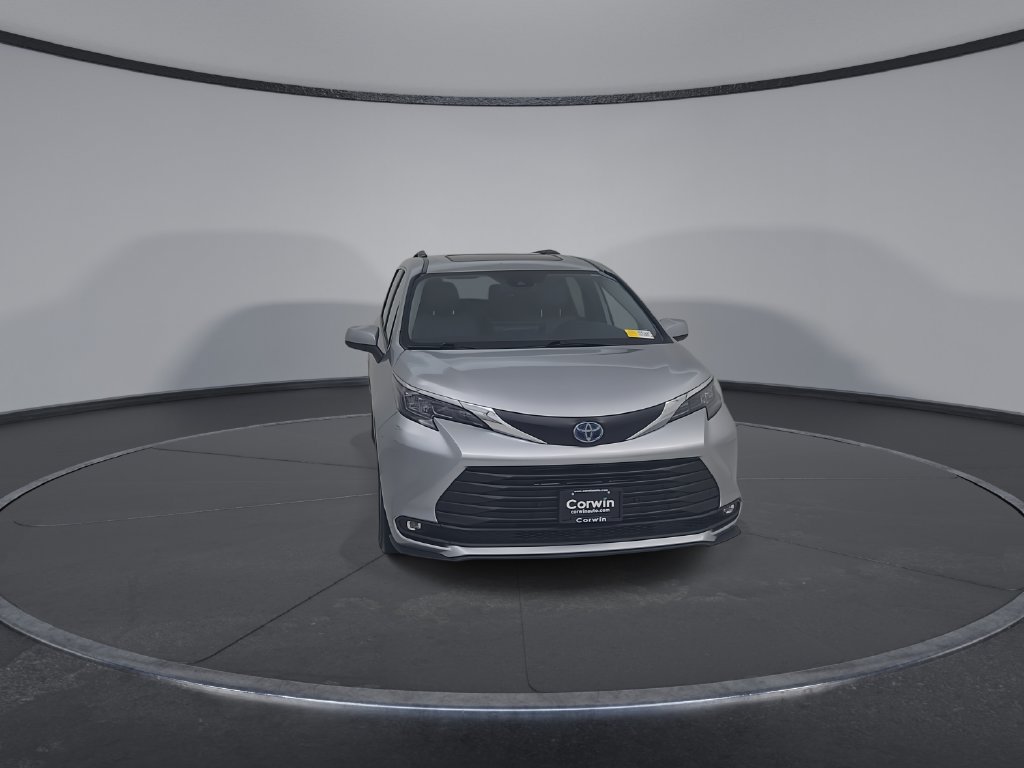 Used 2025 Toyota Sienna XLE FWD image 4