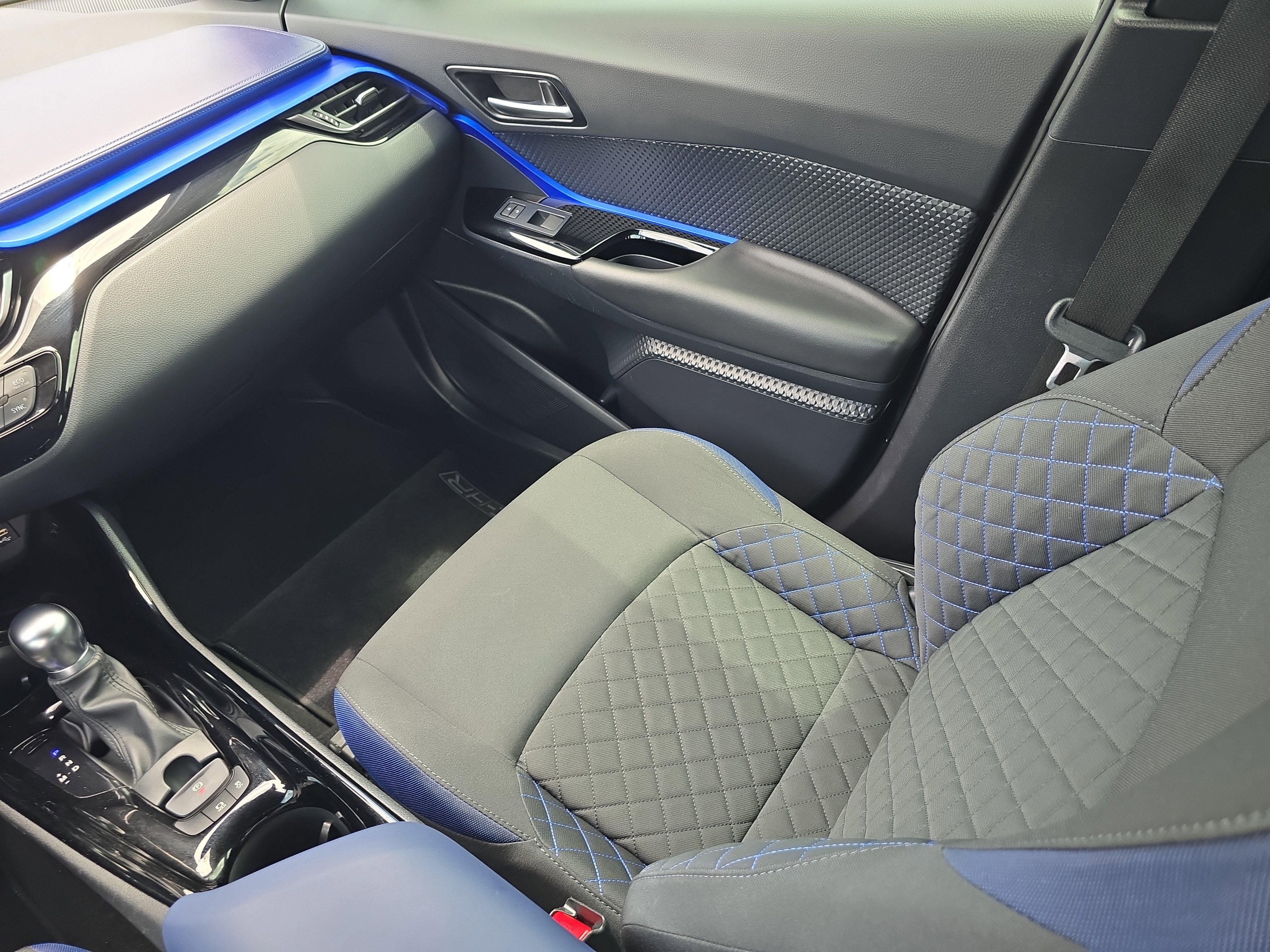 Used 2020 Toyota C-HR XLE FWD image 15