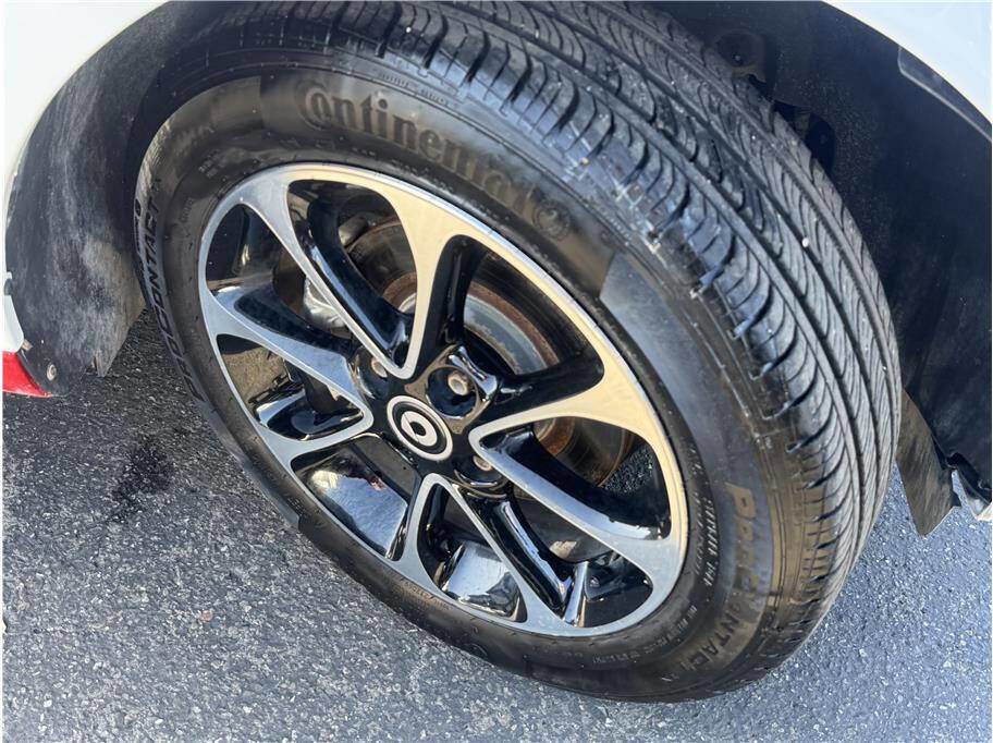 Used 2017 smart fortwo passion image 32