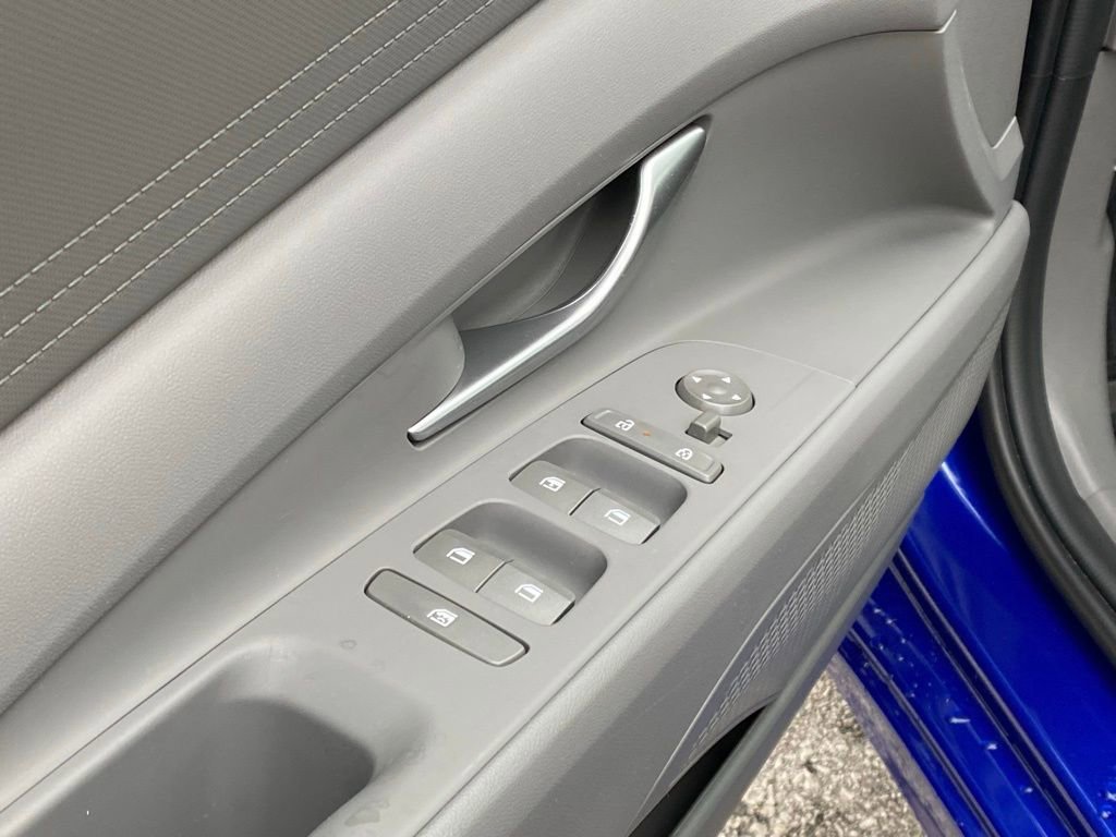 Used 2024 Hyundai Elantra SE FWD image 11
