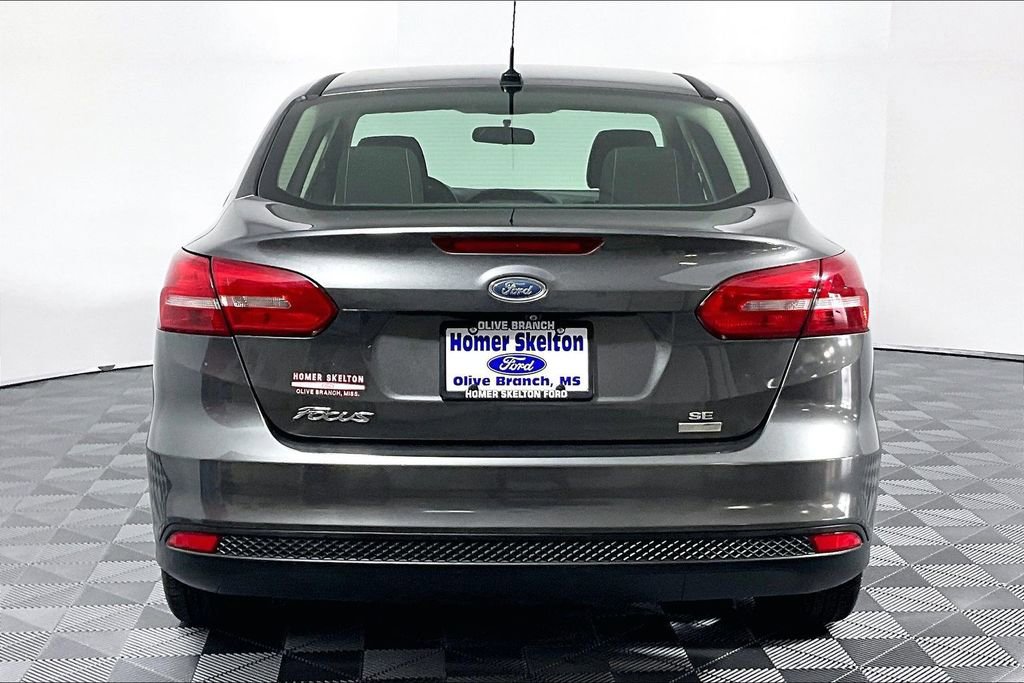 Used 2018 Ford Focus SE w/ SE Appearance Package FWD image 4