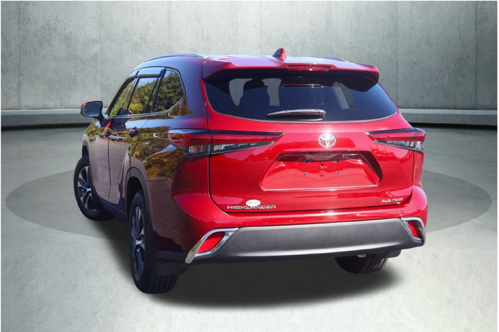 Used 2022 Toyota Highlander XLE AWD/4WD image 16