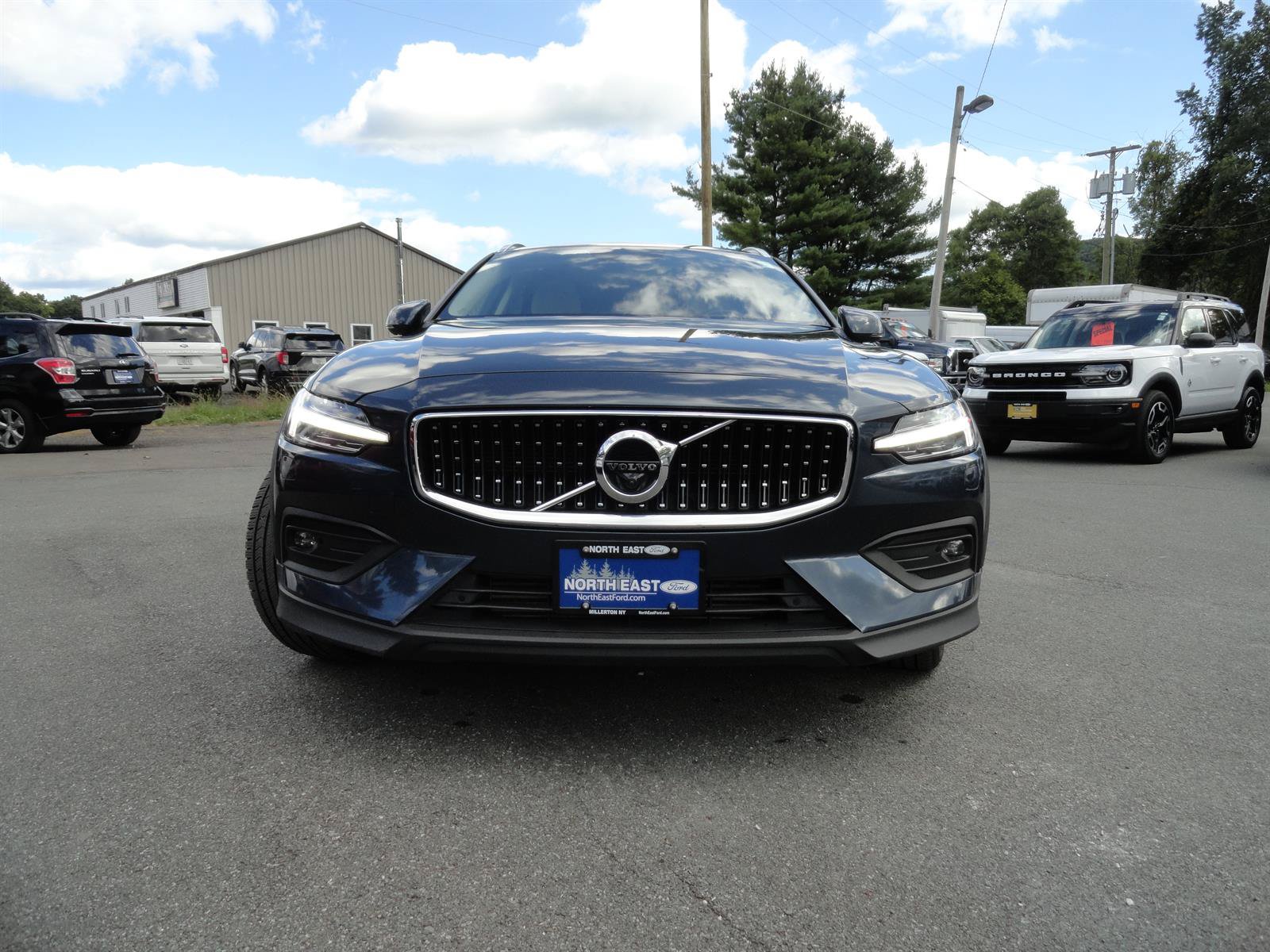 Used 2022 Volvo V60 T5 Cross Country w/ Advanced Package AWD/4WD image 2