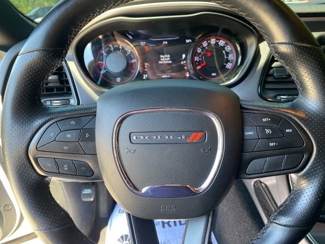 Used 2022 Dodge Challenger SXT w/ Driver Convenience Group RWD image 9