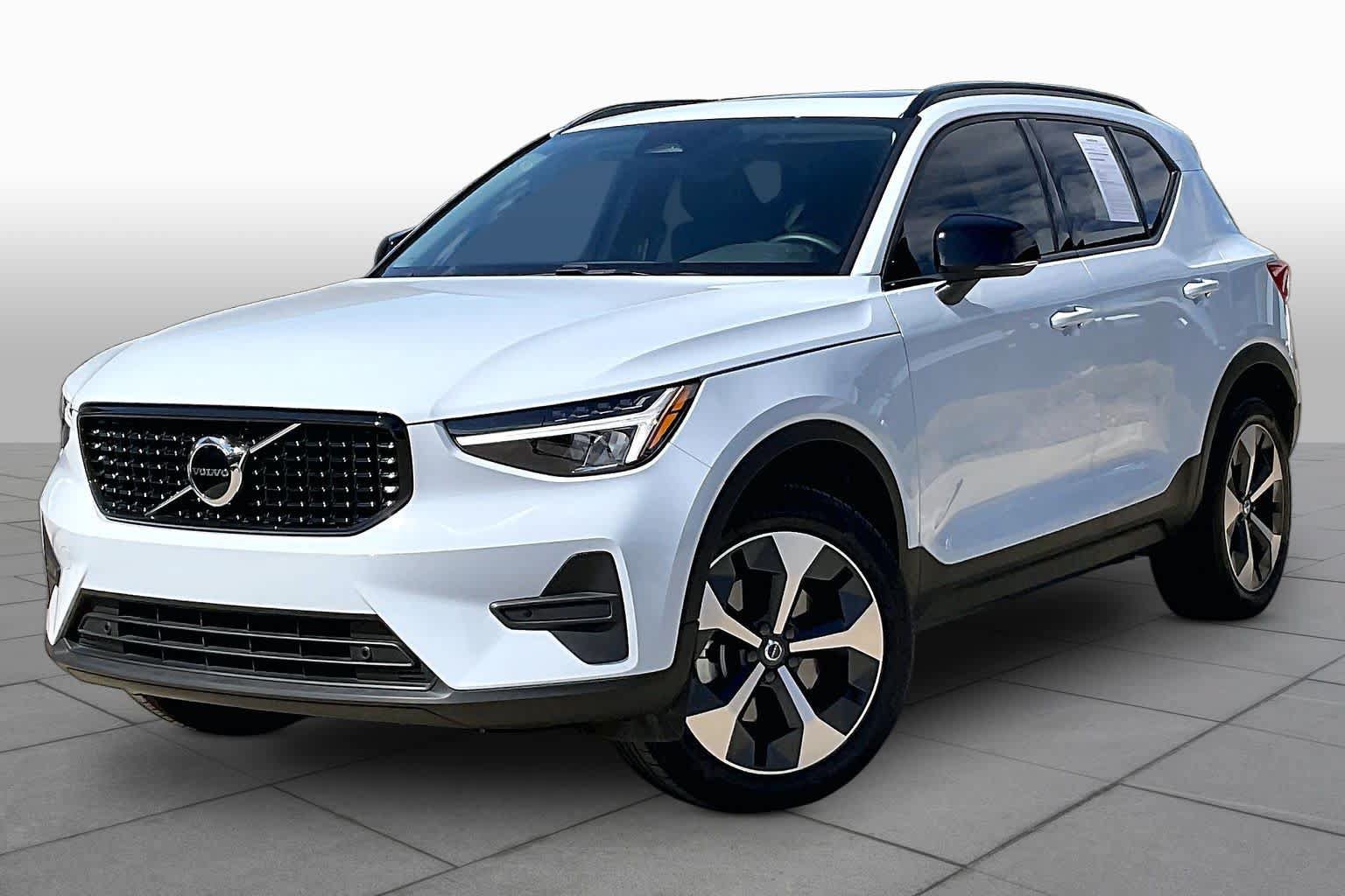 Used 2026 Volvo XC40 B4 Core FWD image 2
