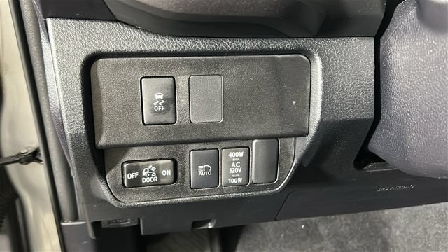Used 2020 Toyota Tacoma TRD Sport w/ TRD Premium Sport Package AWD/4WD image 19